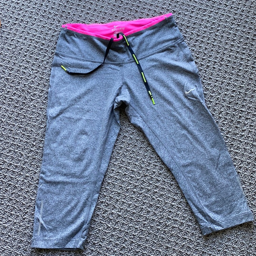 Gray Nike Dri-Fit cropped leggings